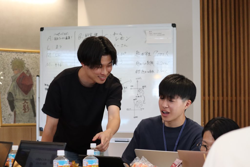 パソコンを囲んで説明を聞く様子