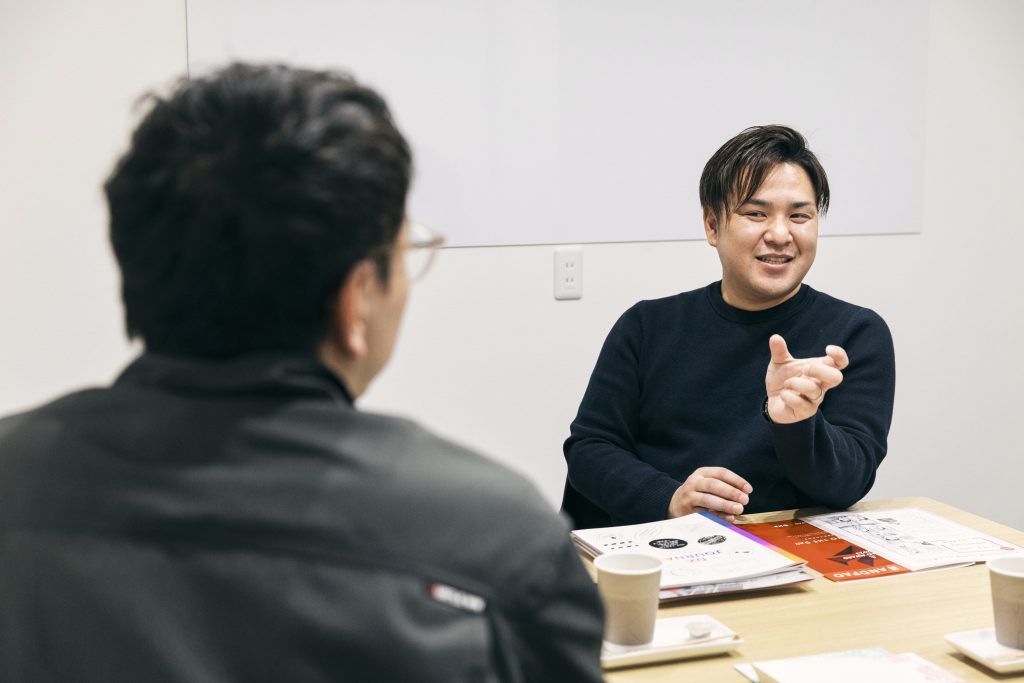テーブルを囲んで話し合う様子